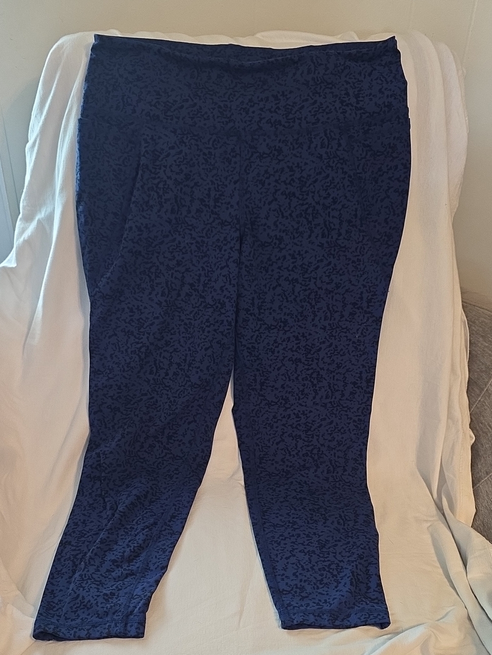 Livi Active Navy Blue Patterned Leggings, Ankle Length